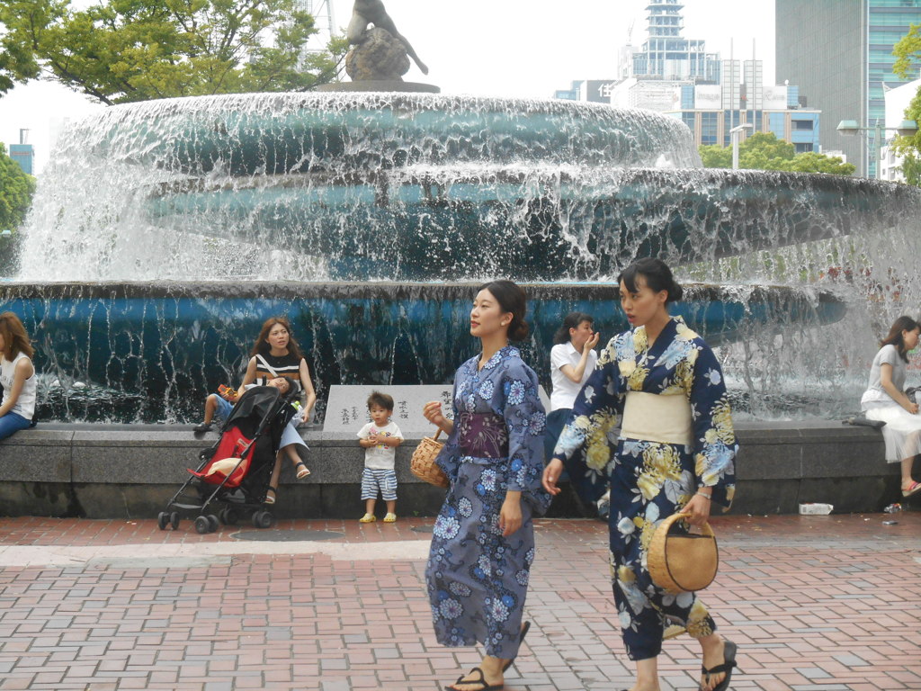 歩く女性