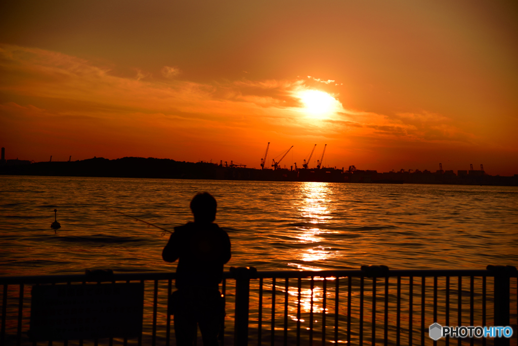 夕暮れの釣り人