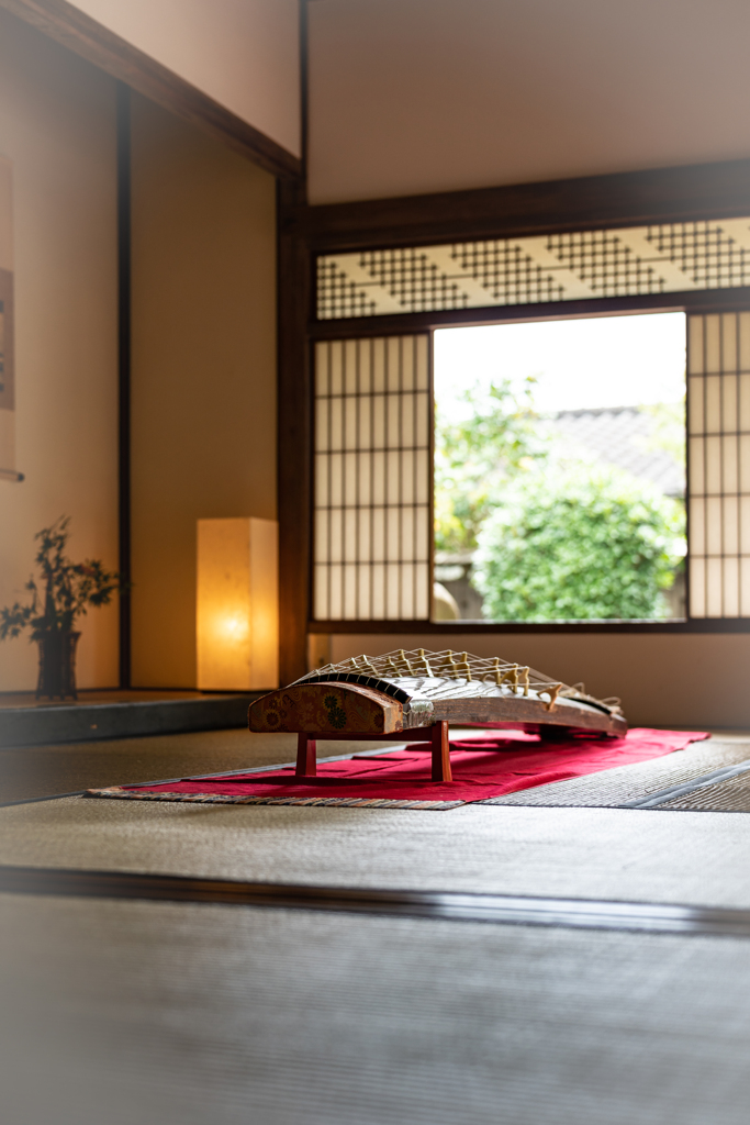 ご自由にお弾きください