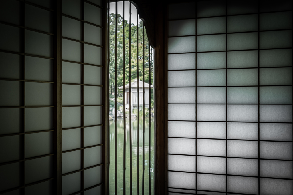 竹の格子の向こう側