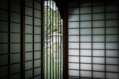 竹の格子の向こう側