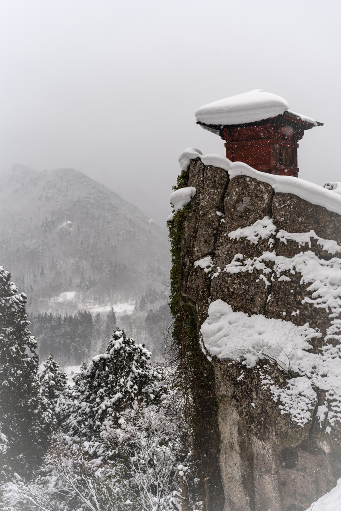 雪降る山寺 