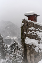 雪降る山寺 