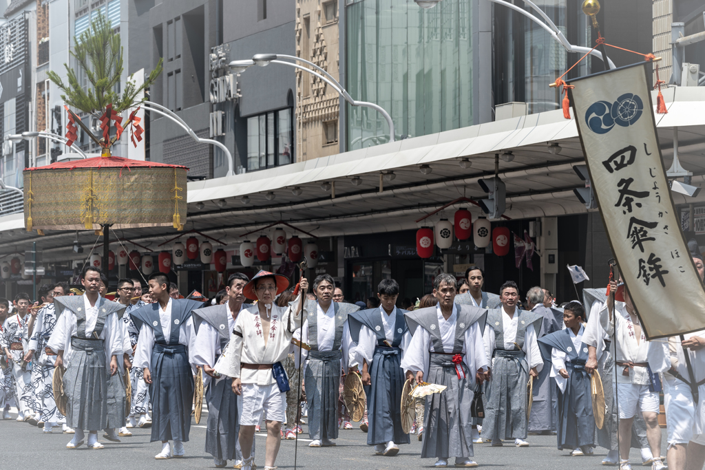 四条傘行進中