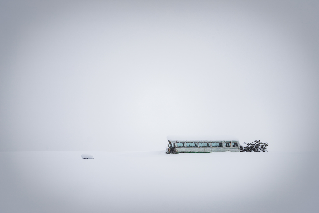 雪中の廃バス 