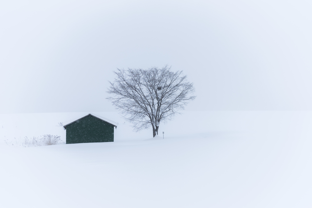 雪の中の小屋