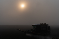 霞む太陽の朝に