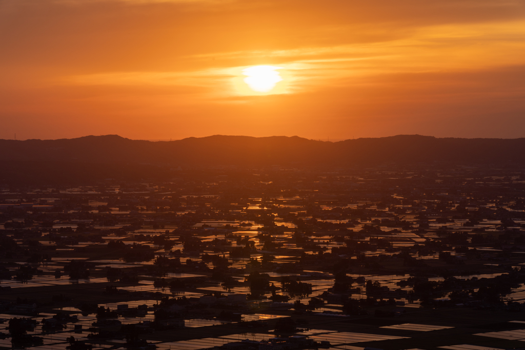滲む太陽と散居村