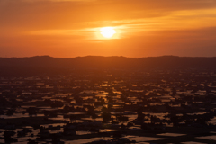 滲む太陽と散居村