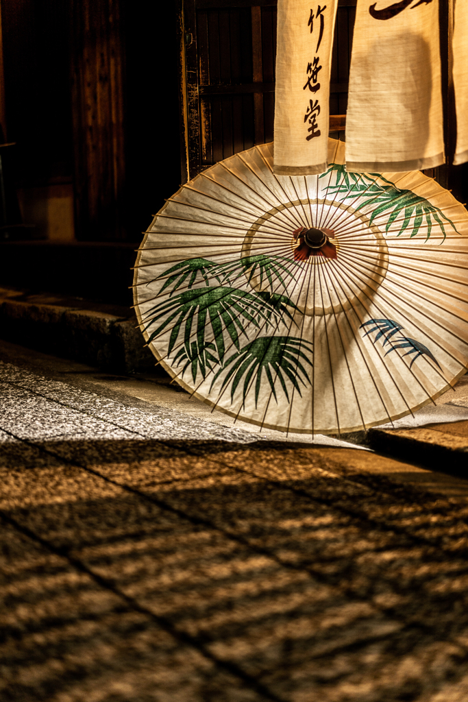 白い和傘のある景色4