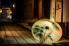 白い和傘と石畳