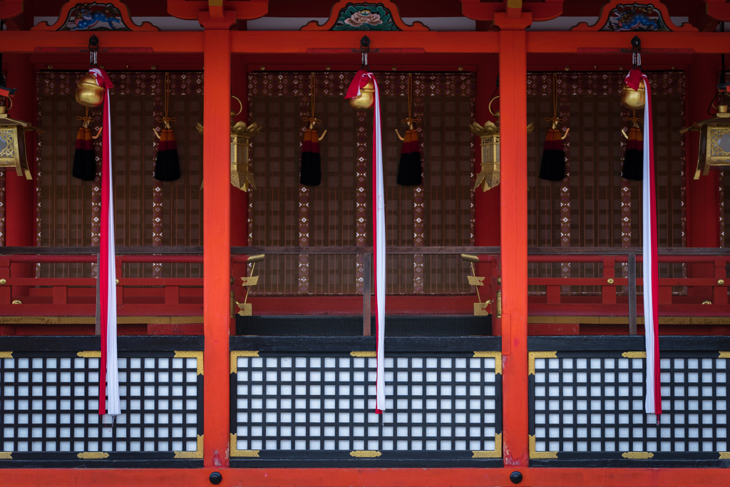 朱と黒と金色と