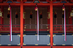 朱と黒と金色と