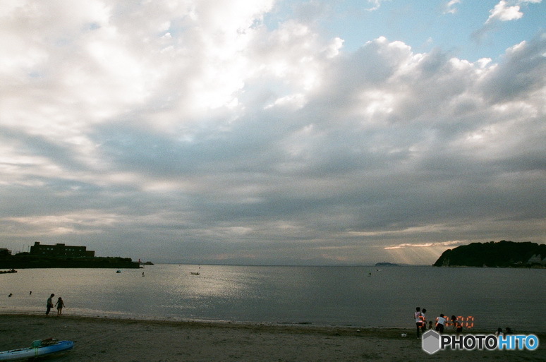 夏の終わりの海岸と空