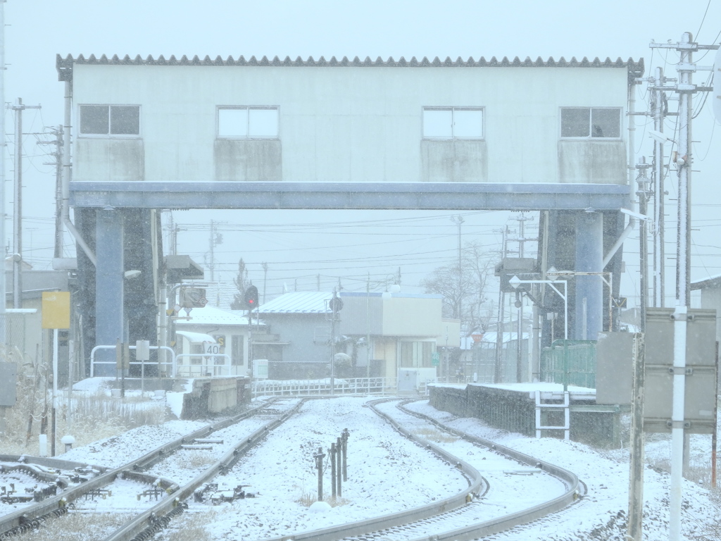 雪降る無人駅