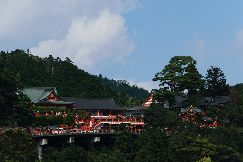 天空にそびえる