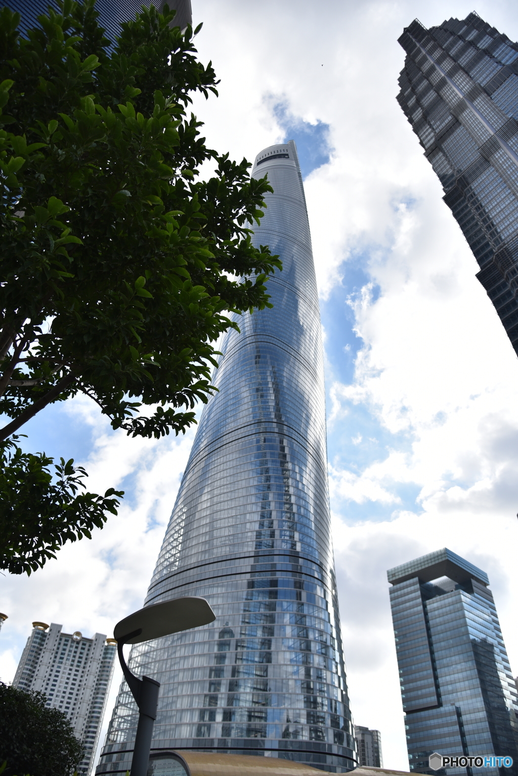 聳り立つ632m (Shanghai Tower)