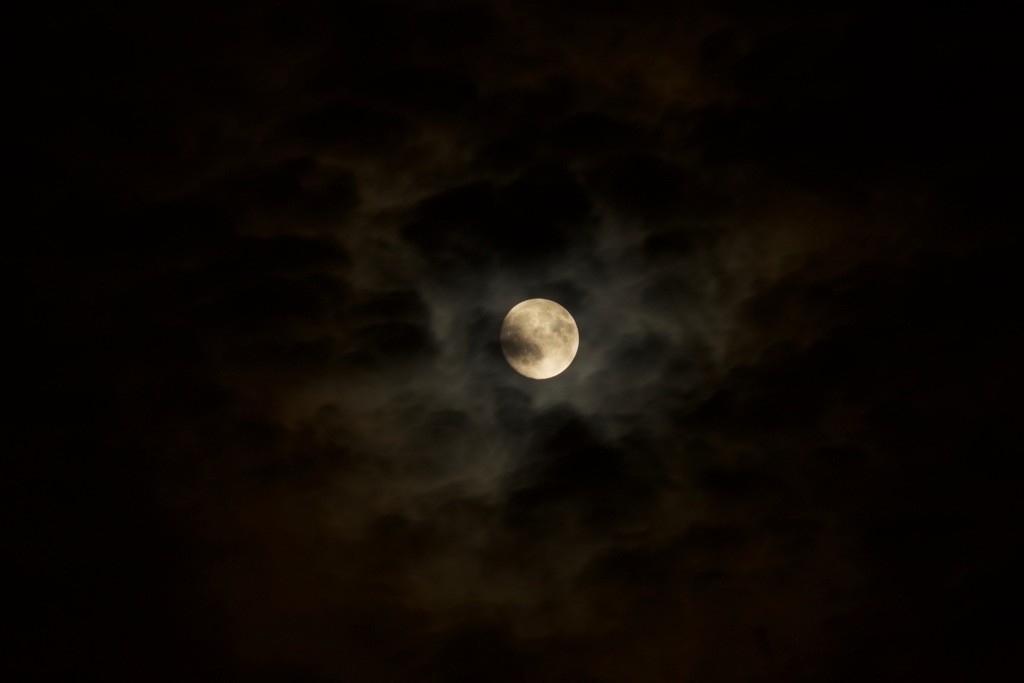雲がかぶった中秋の名月