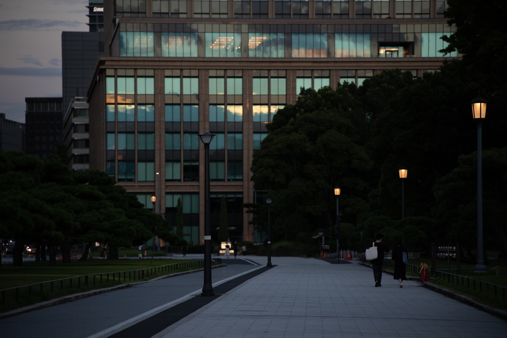 肩を並べて。