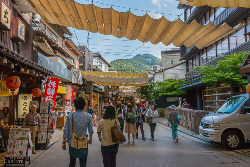 宮島表参道商店街。