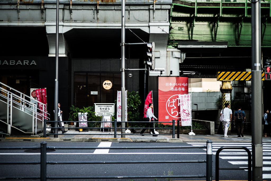 ガード下の風景