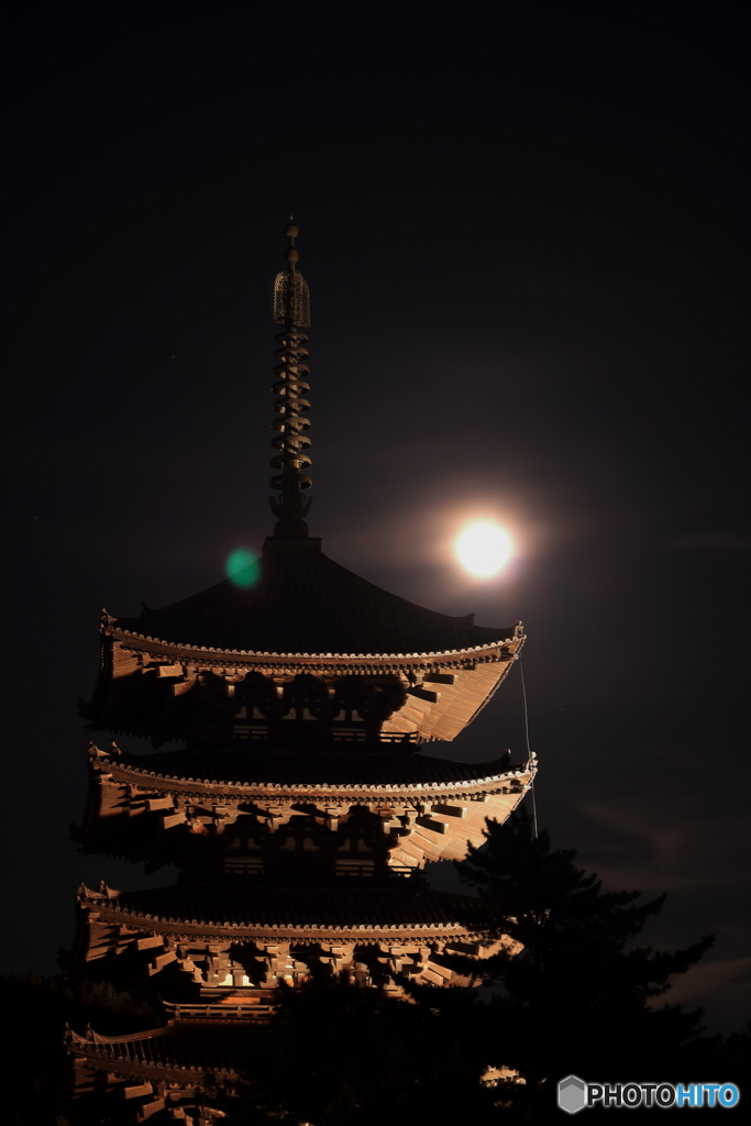 月夜の五重塔