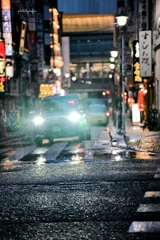 雨降る明け方の渋谷_タクシー
