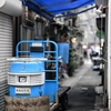 レトロな路地裏に映える青