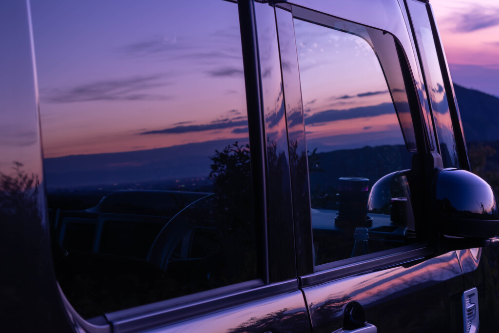車窓に映る夕景