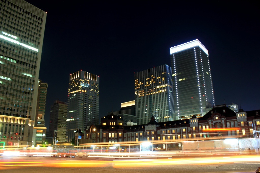 夜の東京駅前