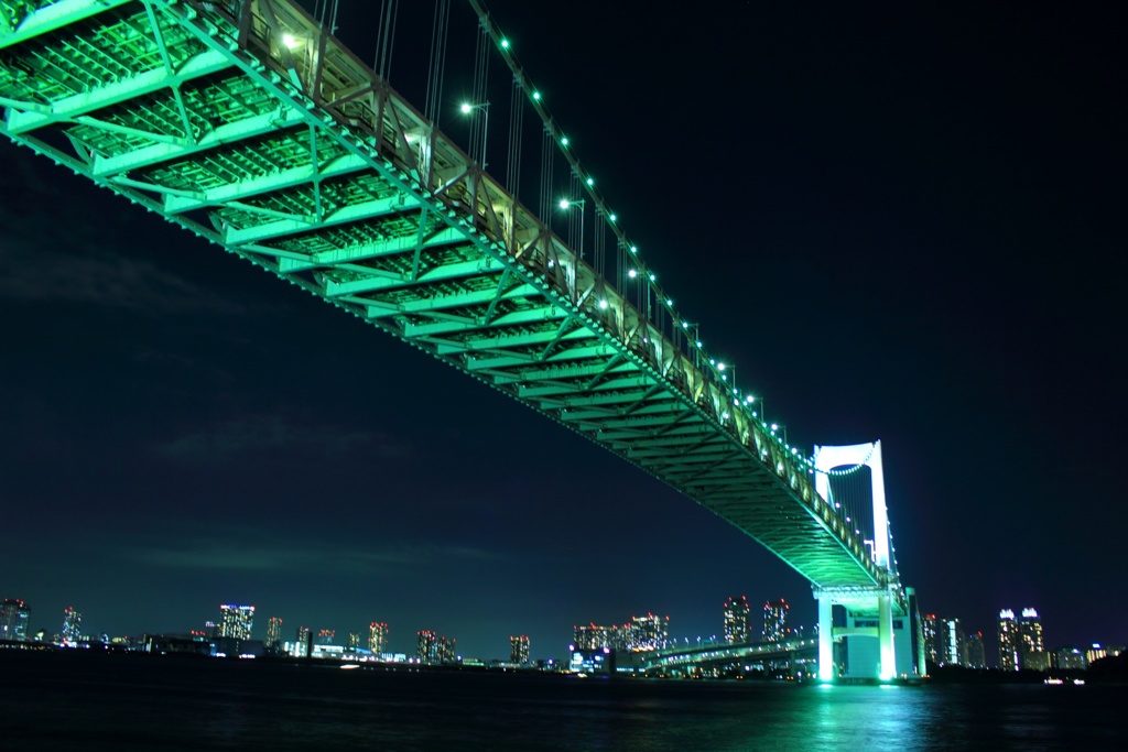 緑に光る橋