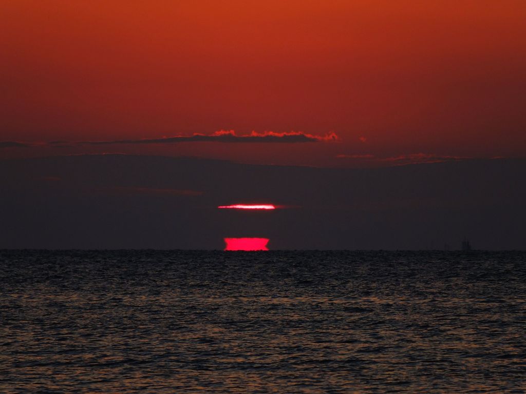 雲間に沈む