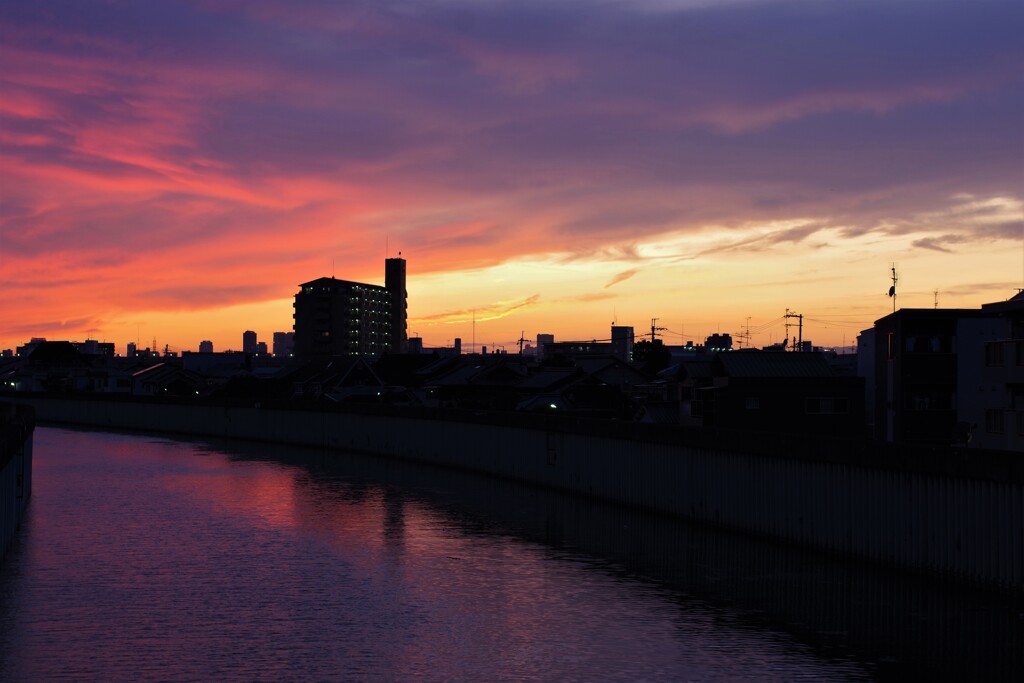 暮れゆく運河の町