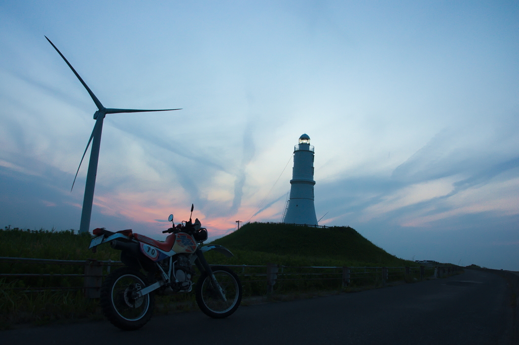 単車のある夜明けの風景　１