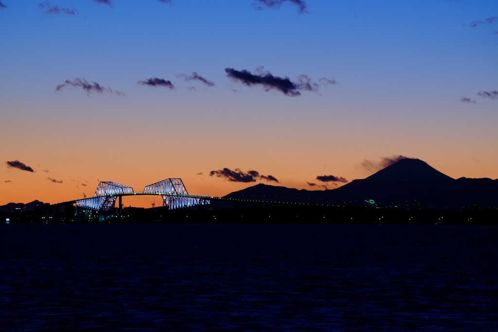 黄昏の東京ゲートブリッジと富士山
