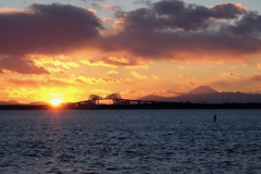 黄昏の東京ゲートブリッジと富士山