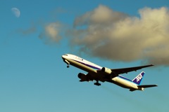ANA機と月