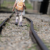 曲がりくねった線路の先に