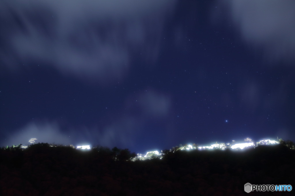 光る古城