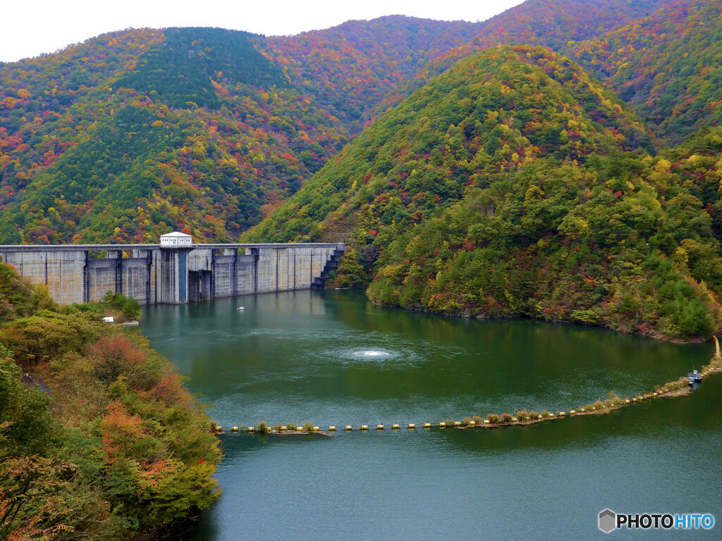 ダム湖の紅葉