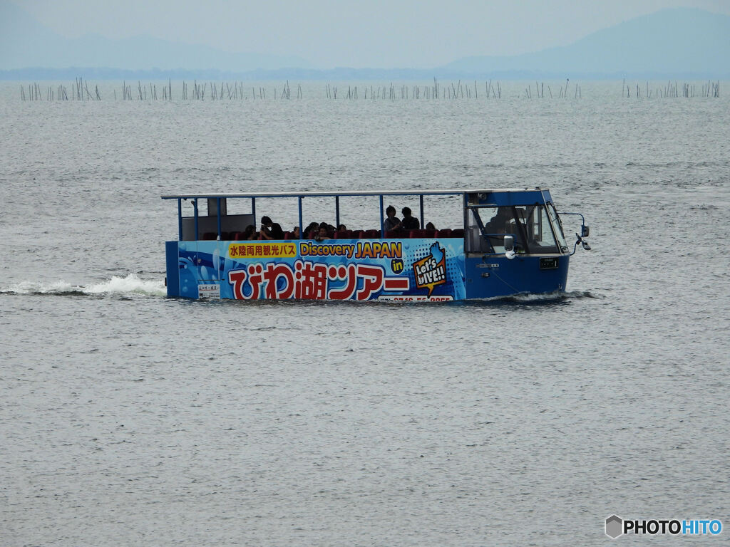湖面を走るバス