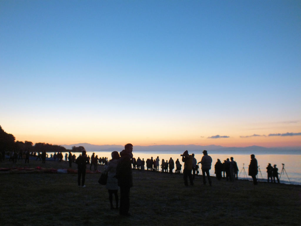 湖岸を埋め尽くす人、人、人