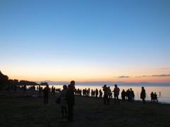 湖岸を埋め尽くす人、人、人