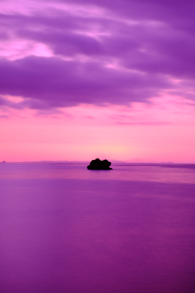 海に岩ひとつ