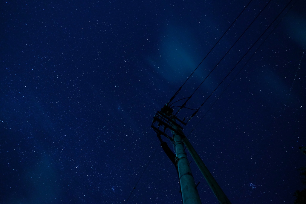 星空と電柱