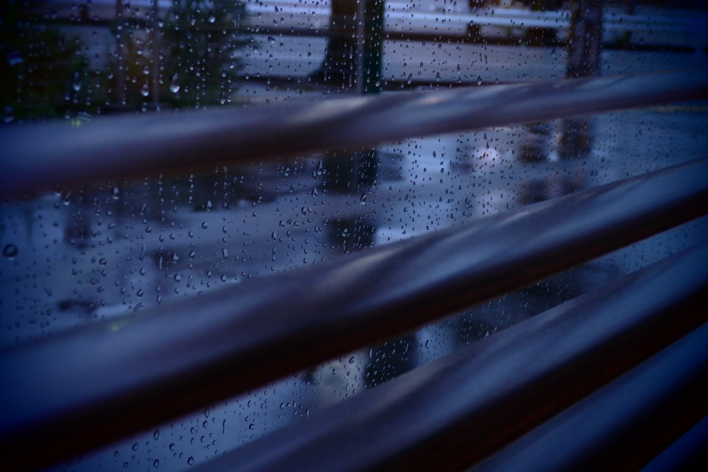 憂鬱な雨