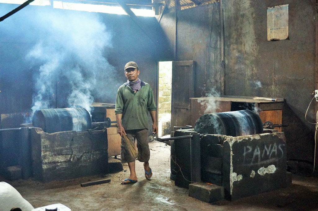 伝統的珈琲焙煎～インドネシア Traditional dry roasting