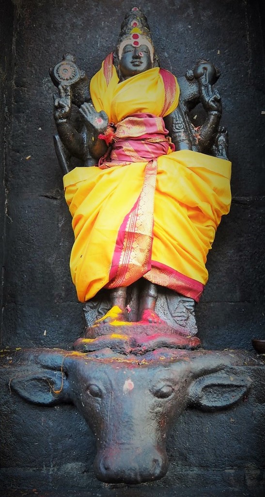 ナンディに乗るシヴァ神～ヒンドゥー彫刻 Shiva on Nandi 