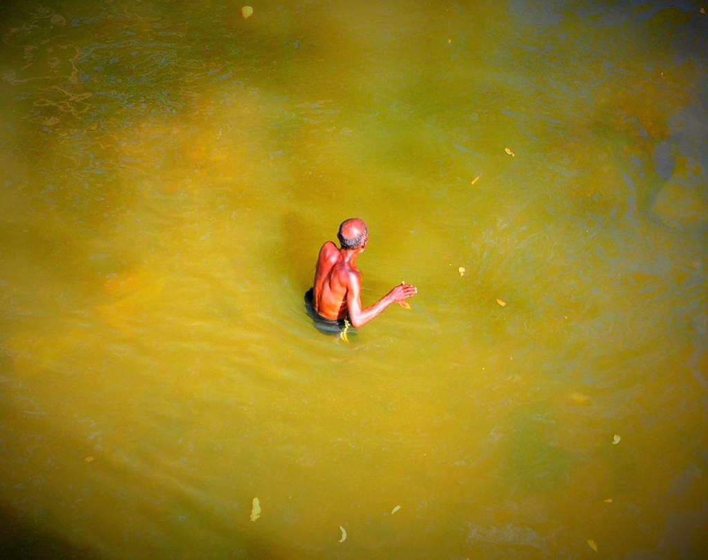 マニック河の沐浴～スリランカ Ablution in Menik Ganga