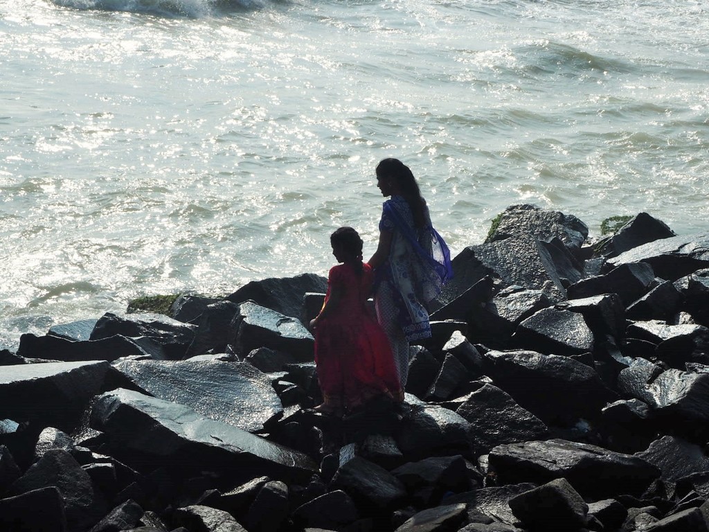ベンガル湾の母娘～インド Pondicherry beach